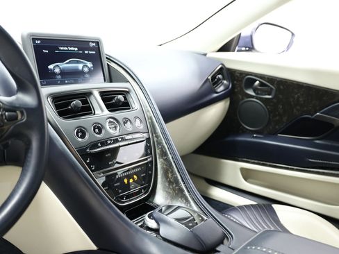 Used 2019 Aston Martin DB11 Coupe RWD image 36