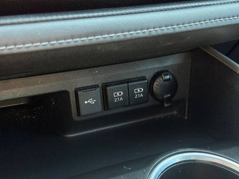 Used 2021 Toyota Highlander XLE AWD/4WD image 60