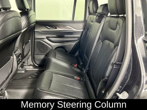 Used 2023 Jeep Grand Cherokee Limited w/ Luxury Tech Group II image 18