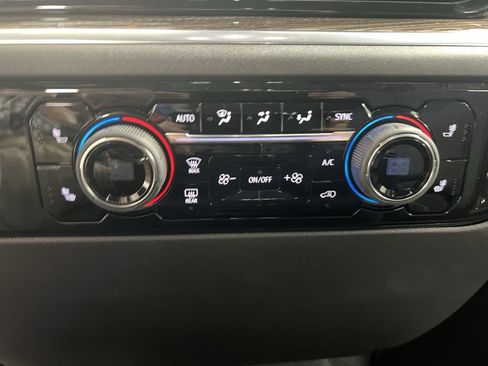 Used 2022 Chevrolet Silverado 1500 LT AWD/4WD image 16