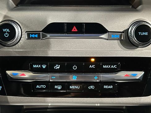 Used 2022 Ford Explorer XLT w/ Equipment Group 202A AWD/4WD image 98