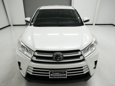 Used 2018 Toyota Highlander Plus FWD image 2