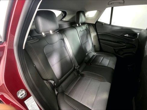 Used 2025 Chevrolet Trax LT w/ LT Convenience Package FWD image 32