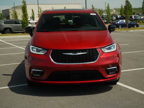 New 2026 Chrysler Pacifica Limited image 2