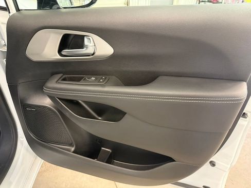 Used 2023 Chrysler Pacifica Limited w/ Uconnect Theater Family Group AWD/4WD image 27