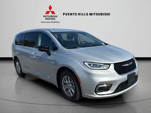 Used 2024 Chrysler Pacifica Touring-L FWD image 3