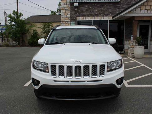 Used 2017 Jeep Compass Latitude FWD image 2