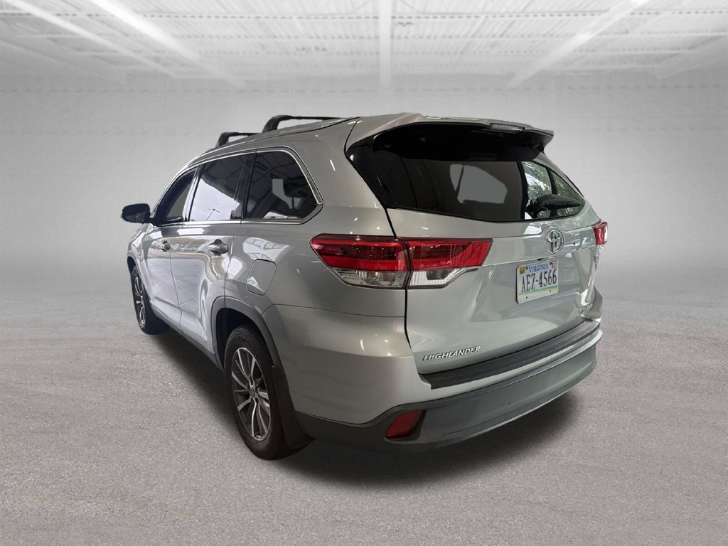 Used 2019 Toyota Highlander XLE AWD/4WD image 3