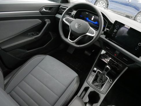 Certified 2025 Volkswagen Jetta SE image 9