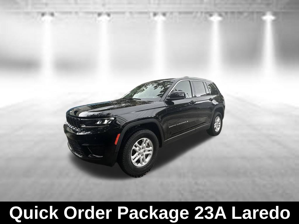 Used 2023 Jeep Grand Cherokee Laredo AWD/4WD image 3