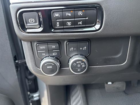 Used 2025 GMC Yukon XL Denali image 18