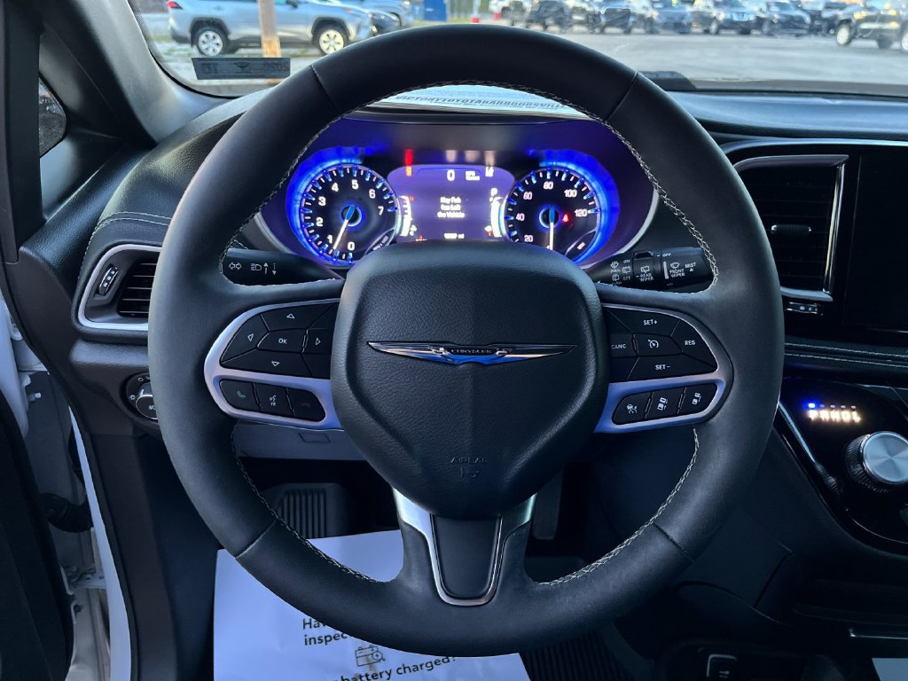 Used 2025 Chrysler Pacifica Select AWD/4WD image 27