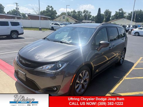 Used 2018 Chrysler Pacifica Touring-L Plus w/ S Appearance Package FWD image 1