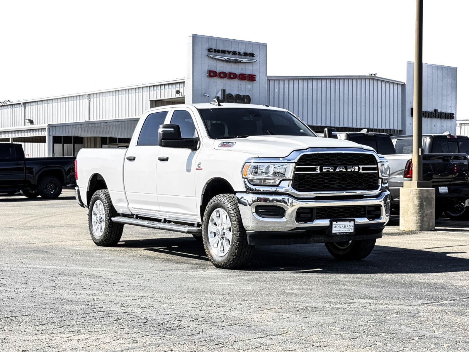 Used 2024 RAM 2500 Tradesman w/ Chrome Appearance Group AWD/4WD image 6