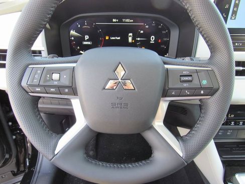 New 2025 Mitsubishi Outlander SE image 23