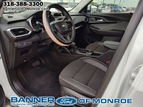 Used 2023 Chevrolet TrailBlazer LT w/ Convenience Package FWD image 2