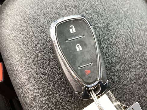 Used 2021 Chevrolet Equinox LT image 32