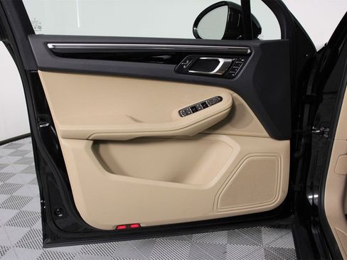 Used 2025 Porsche Macan image 20