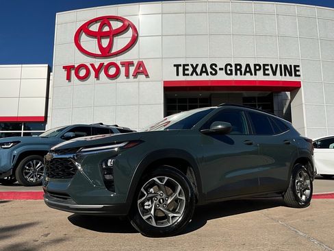 Used 2025 Chevrolet Trax LT image 2