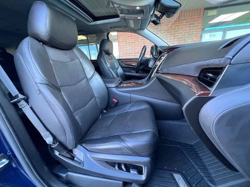 Used 2020 Cadillac Escalade Luxury AWD/4WD image 17