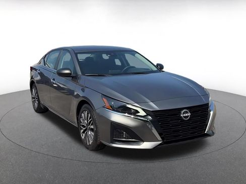 Used 2025 Nissan Altima 2.5 SV FWD image 2
