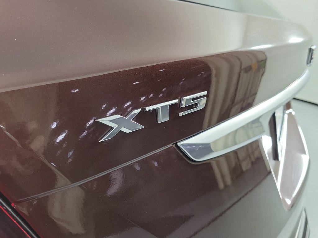 Used 2022 Cadillac XT5 Premium Luxury w/ Technology Package FWD image 7