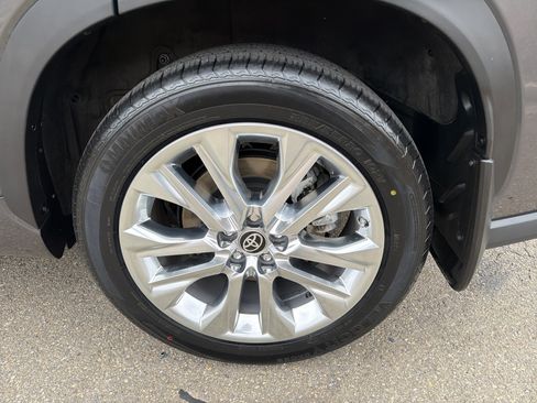 Used 2023 Toyota Highlander Limited image 20