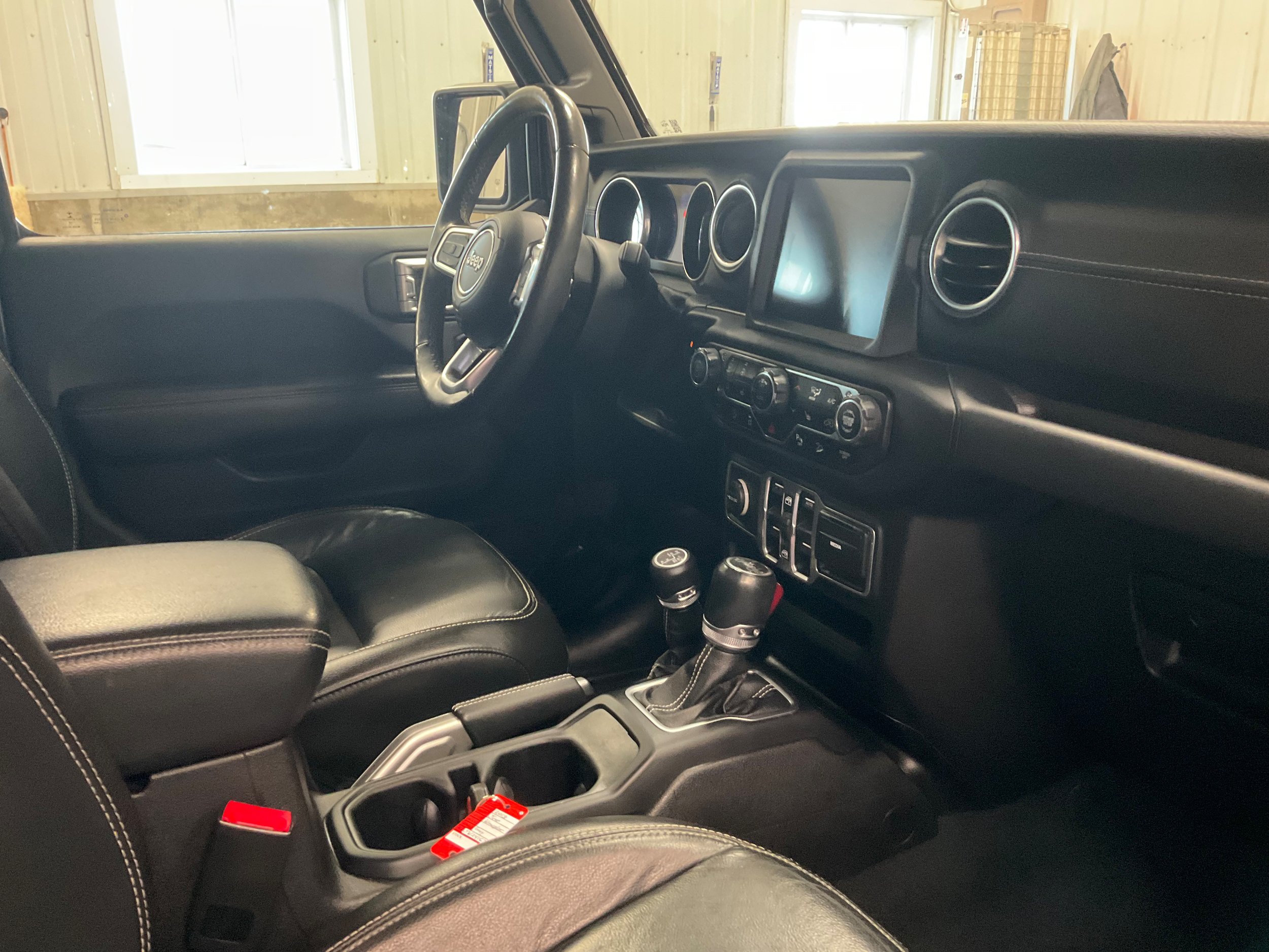 Used 2018 Jeep Wrangler Unlimited Sahara AWD/4WD image 32