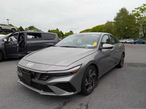 Used 2025 Hyundai Elantra SEL FWD image 3