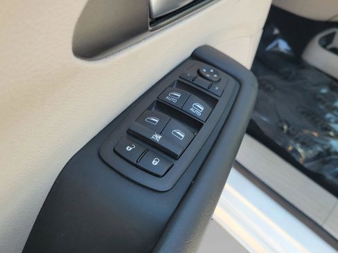 Used 2024 Chrysler Pacifica Select image 29