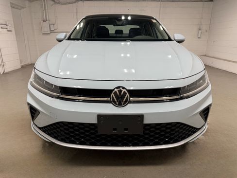 Used 2025 Volkswagen Jetta SE w/ Sunroof Package image 2