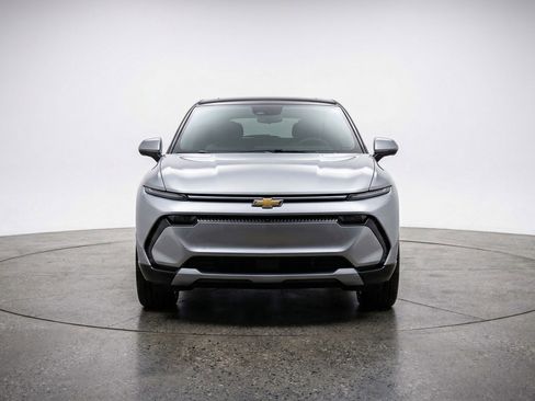 Used 2025 Chevrolet Equinox LT image 2