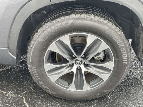 Used 2024 Toyota Highlander XLE image 9