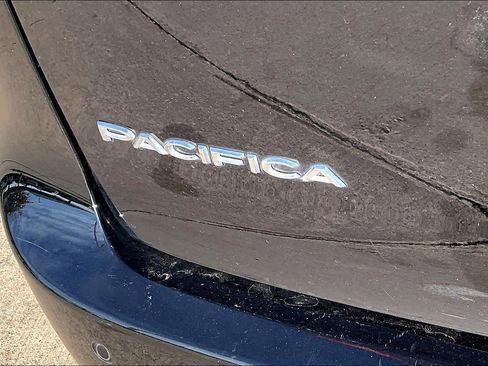 Certified 2024 Chrysler Pacifica Touring-L image 30