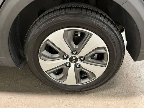Used 2018 Kia Niro EX FWD image 28