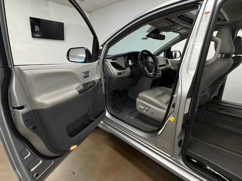 Used 2018 Toyota Sienna XLE Premium AWD/4WD image 10