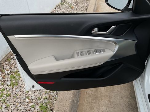 Used 2025 Genesis G70 2.5T image 12