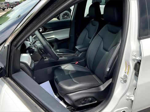 New 2025 Jeep Compass Limited image 9