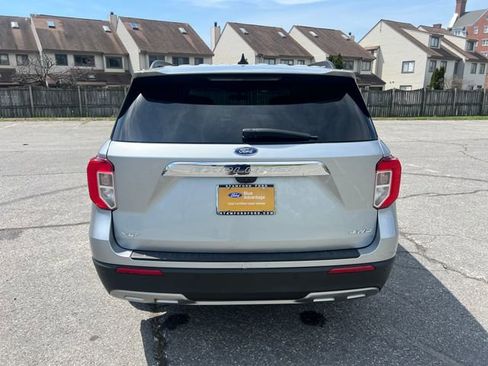 Used 2022 Ford Explorer XLT w/ Equipment Group 202A image 9