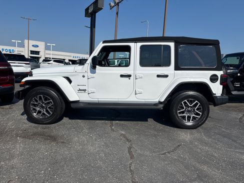 Used 2024 Jeep Wrangler Unlimited Sahara w/ Technology Group AWD/4WD image 3