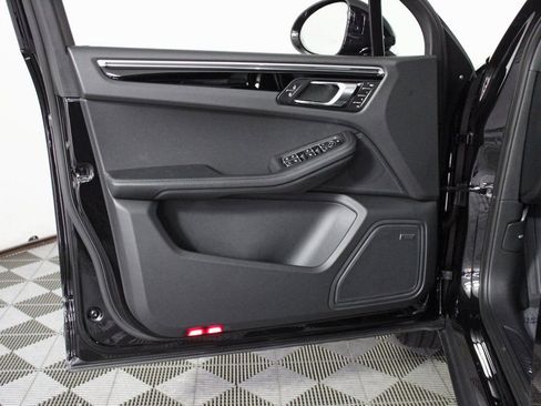 Certified 2026 Porsche Macan AWD/4WD image 15
