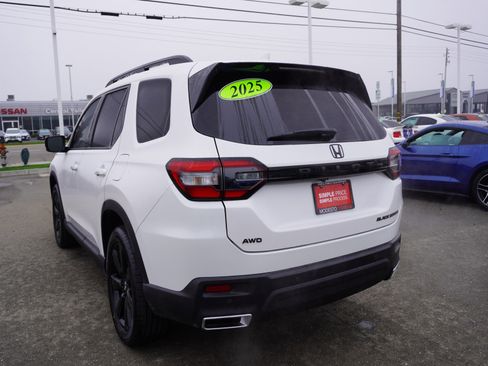 Used 2025 Honda Pilot Black Edition image 12