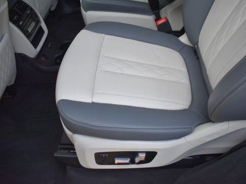 Used 2023 BMW X7 M60i AWD/4WD image 33