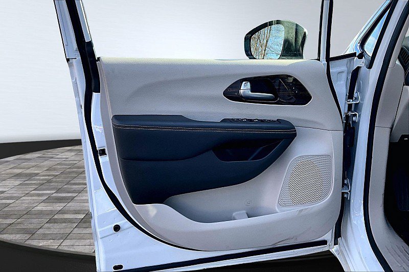 Used 2024 Chrysler Pacifica Limited FWD image 24