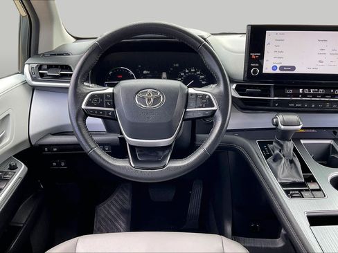 Used 2025 Toyota Sienna XLE FWD image 6