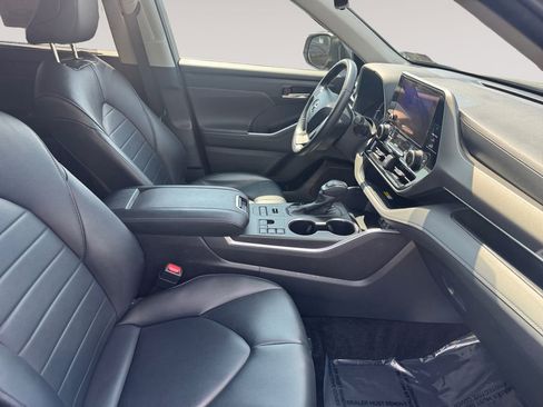 Used 2024 Toyota Highlander XLE AWD/4WD image 15