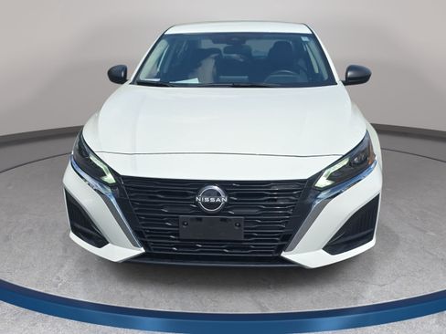 Used 2025 Nissan Altima 2.5 SV FWD image 2