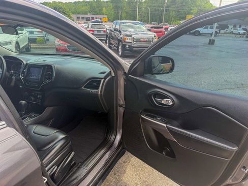 Used 2019 Jeep Cherokee Latitude Plus FWD image 15
