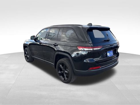 Used 2022 Jeep Grand Cherokee Altitude image 4