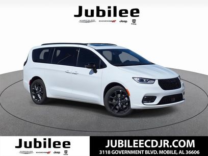 New 2026 Chrysler Pacifica Limited w/ Uconnect Theater Family Group